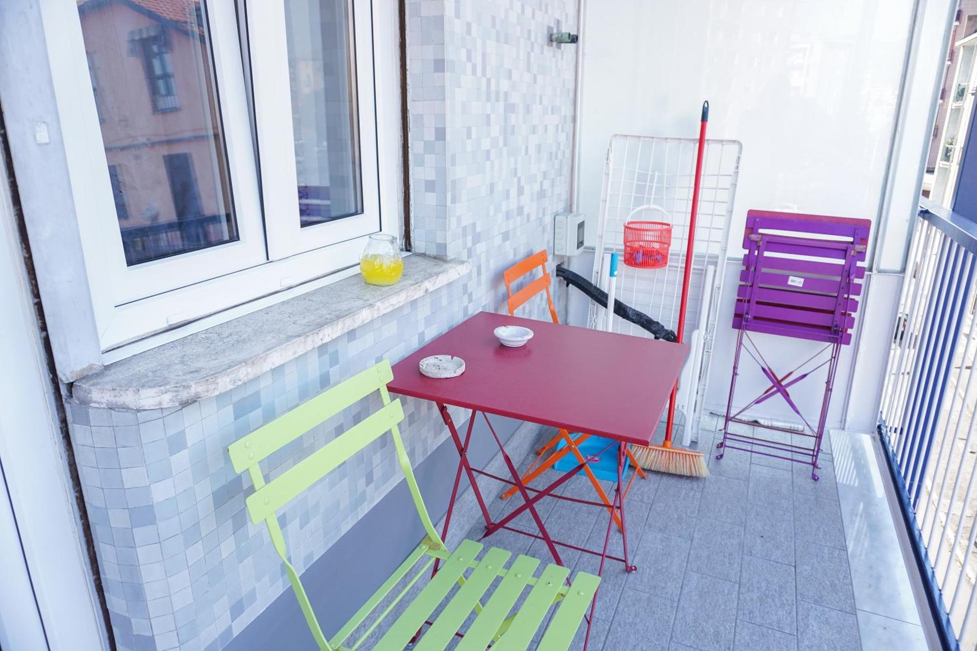 Metro Apartment *